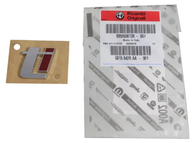 Immagine prodotto di Emblema Alfa Romeo, scritta "TI", logo, per portellone posteriore, modello 159, codice ricambio 50508139