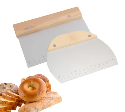 Productafbeelding van Deegschraper van roestvrij staal - Met meetlint en houten handvat - Bak- en keukengereedschap - 15 x 12 cm