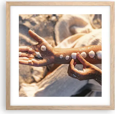 Produktbild von Gerahmtes Poster - Rahmen in heller Eiche - Muschel Hand Strand - 40x40 cm - Wand Bild - Wanddeko - Wandbilder - Kunstposter - Wandposter - Bilderrahmen - Bilder - Kunstdruck - P2NAC40x40-5102