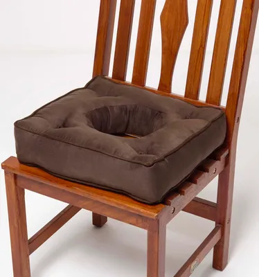 Produktbild von HOMESCAPES Orthopädisches Stuhlkissen braun mit Aussparung, 40 x 40 cm – Sitzpolster mit Velours-Bezug