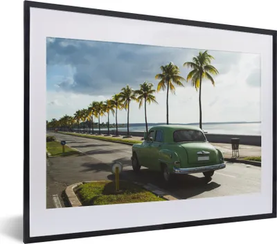 Produktbild von MuchoWow® MuchoWow® Gerahmtes Poster Ein grüner kubanischer Oldtimer unter Palmen 40x30 cm - Poster mit zchwarzem Bilderrahmen - Bilderrahmen - Poster im Rahmen