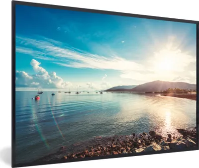 Produktbild von MuchoWow® MuchoWow® Gerahmtes Poster Meer - Boot - Berg 60x40 cm - Poster mit zchwarzem Bilderrahmen - Printing - Wanddeko Schlafzimmer