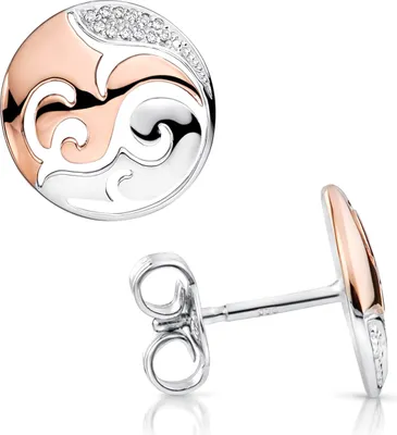 Elegante Ohrstecker mit rundem Design in Bicolor-Optik aus glänzendem Silber und Roségold mit geschwungenem Muster und funkelnden Zirkoniasteinen.