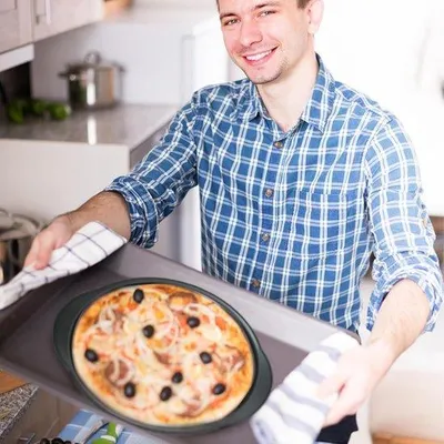 Zdjęcie produktu dla Kamień do pieczenia pizzy ze stali węglowej, 30 cm, okrągły, perforowany, szary, do piekarnika.