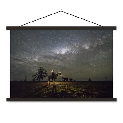 Produktbild von MuchoWow® Textilposter Pferd - Frau - Sternenhimmel 60x40 cm mit schwarzem Rahmen - Hölzernes