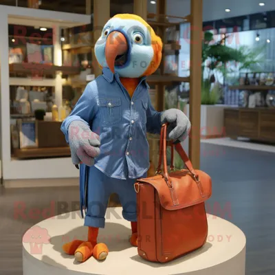 Produktbild von Orangefarbener REDBROKOLY Papagei Maskottchen Kostüm charakter bekleidet mit einem Chambray-Hemd und Handtaschen