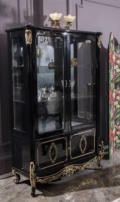 Produktbild von Casa Padrino Luxus Barock Vitrine Schwarz / Gold 124 x 54 x H. 194 cm - Massivholz Vitrinenschrank im Barockstil - Edel & Prunkvoll
