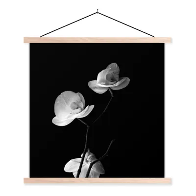 Produktbild von MuchoWow® Textilposter Orchidee - Blumen - Schwarz - Weiß - Stilleben 40x40 cm mit holzfarbenen Rahmen - Posterleiste