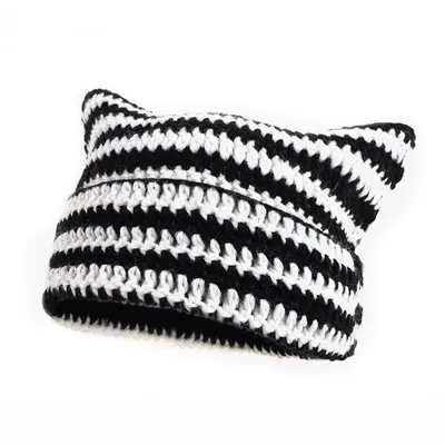 Produktbild von INF Verspielte Teufel Strickmütze Schwarz + Weiß