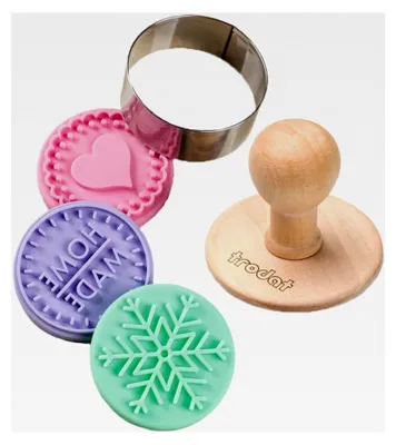 Produktbild von Keksstempel Set Home Made, Ø ca. 6 cm, Holzstempel, 3 wechselbare Silikon-Motiveinsätze, rostfreier Edelstahl-Ausstechring, spülmaschinenfest