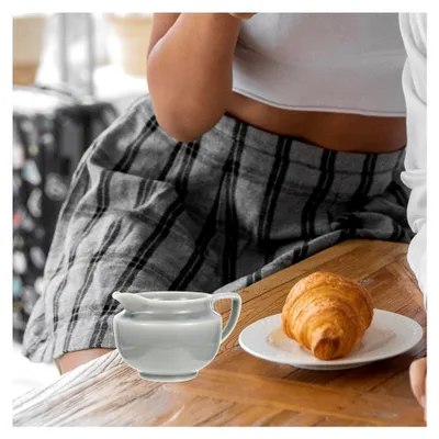 Produktbild von Kaffeetassen und Servierkrug aus Keramik mit Henkel für Milch und Kaffeezubereitung, leicht zu handhaben