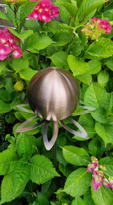 Produktbild von Blütenzauber Paris Rosenkugel 10 cm Edelstahl golden rose matt gebürstet Gartenstecker Deko mit Stab 80 cm