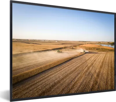 Produktbild von MuchoWow® Gerahmtes Poster Feld - Bauernhof - Traktor - Landwirt - Landleben 80x60 cm - Poster mit Schwarzem Bilderrahmen Wandposter Rahmen Foto Bilder - Schwarzem - Mit Gestell