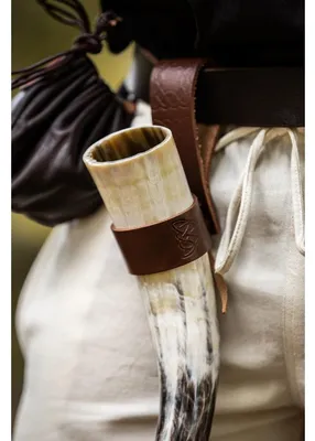 Produktbild von Hornhalter aus Leder mit keltischer Prägung Braun