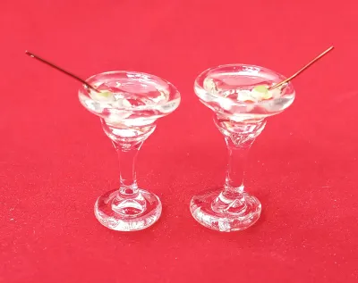 Produktbild von 2 Stück Miniatur Cocktailäser mit Strohhalm. Für 1:12 Puppenhaus. 1,9 cm