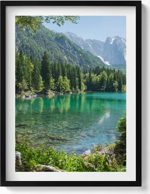 Produktbild von Berglandschaft mit einem See im Wald– Wandbild mit Rahmen – Gerahmtes Bild  – Wanddekoration – 60x80 cm –  Schwarz Rahmen