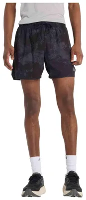 Produktbild von T-Shirt New Balance Pantalón corto New Balance RC Printed 5 inch gris  für Uni