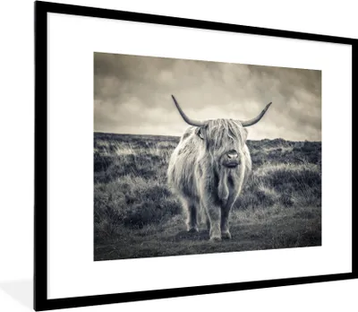 Produktbild von MuchoWow® Gerahmtes Poster Schottischer Hochländer - Tiere - Wolken - Kuh - Natur 80x60 cm - Poster mit Schwarzem Bilderrahmen Wandposter Rahmen Foto Bilder - Schlafzimmer-Dekorationen - Fotoposter