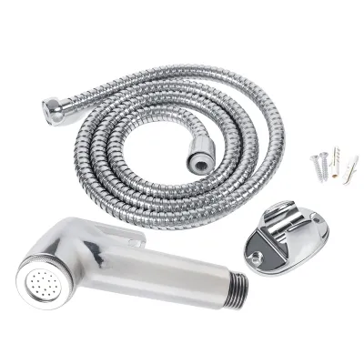 Imagen del producto de Juego de accesorios para baño que incluye un rociador de bidé portátil con manguera, soporte para pared y un soporte para el rociador, todo fabricado en ABS y con múltiples funciones