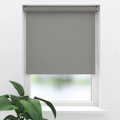 Produktbild von SOLUNA Verdunkelungsrollo colormatch V44 grau mit farblich abgestimmter Mechanik und Rückseite 100x190 cm inkl. Klemmträ