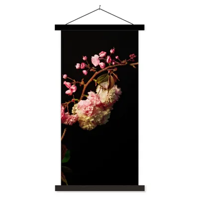 Produktbild von MuchoWow® Textilposter Eine Kirschblüte vor schwarzem Hintergrund 40x80 cm mit schwarzem Rahmen - Wandemalerei