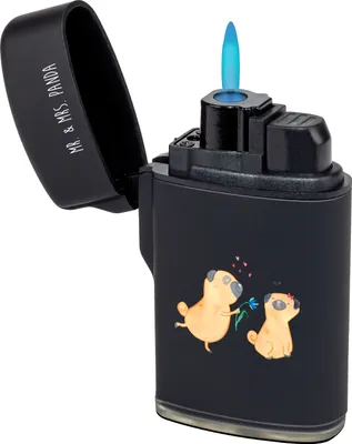 Produktbild von Mr. & Mrs. Panda Feuerzeug Mops Verliebt - Schwarz - Geschenk, Partner, Knuffig, zigarettenanzünder, Zünder, Sprüche, Hund, sturmfeuerzeug, sturmfeuerzeuge, anzünder