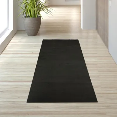 Immagine prodotto di Tappeto nero morbido e accogliente, di facile manutenzione, ideale per un ambiente elegante Dimensioni - 60 x 110 cm