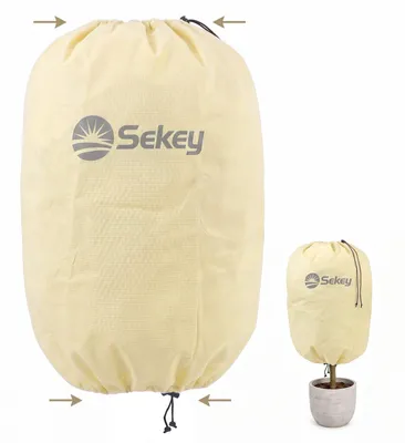 Zdjęcie produktu dla Osłona ochronna na zimę, ochrona roślin przed mrozem. Osłona z 2 sznurkami ściągającymi, 1 sztuka, 100 x 155 cm, kolor beżowy. Materiał: włóknina. Osłona ochronna na rośliny z podwójnym sznurkiem ściągającym