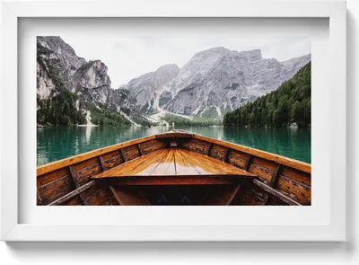 Produktbild von Boot auf Bergsee– Wandbild mit Rahmen – Gerahmtes Bild  – Wanddekoration – 30x20 cm –  Weiß Rahmen