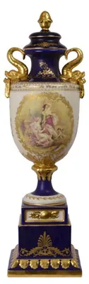 Produktbild von Casa Padrino Luxus Porzellan Vase auf Sockel im Barock Stil weiß dunkelblau gold 26,8 x 22,8 x 82,3 cm