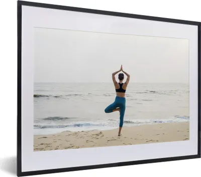 Produktbild von MuchoWow® MuchoWow® Gerahmtes Poster Eine Frau am Strand beim Yoga 40x30 cm - Poster mit zchwarzem Bilderrahmen - Bilderrahmen - Poster im Rahmen