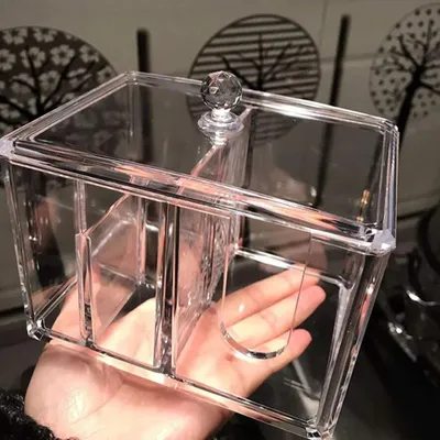 Produktbild von Aufbewahrungsbox für Wattestäbchen / Wattestäbchenhalter, transparenter Acryl-Organizer mit Deckel zur Aufbewahrung auf dem Schreibtisch.