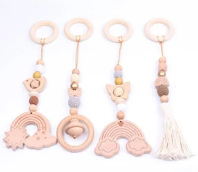 Produktbild von Holzspielbogen für Babys mit 4 Anhängern