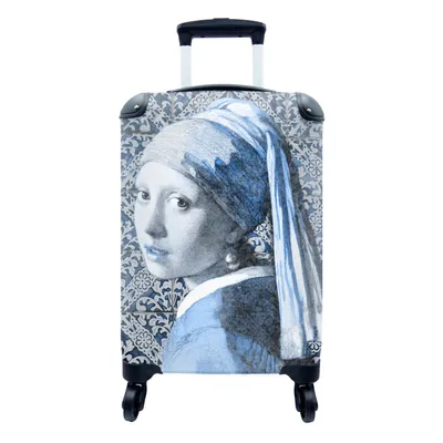 Produktbild von MuchoWow® Koffer Handgepäck Trolley Rollkoffer Kleine Reisekoffer mit 4 Rollen - Mädchen mit einem Perlenohrring - Delfter Blau - Alte Meister - Cabin Size < 55x40x23 cm & 55x40x20 cm - Fotokoffer - Kabinenkoffer - Boardgepäck - Reise-Box - Reisekoffer - Reisegepäck - Koffer mit Bild - Trolley für Kinder