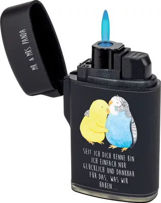 Produktbild von Mr. & Mrs. Panda Feuerzeug Wellensittich Liebe - Schwarz - Geschenk, Umarmung, Verknallt, anzünder, gas, zigarettenanzünder, Feuerzeuge, Partner, Vertrauen, glücklich