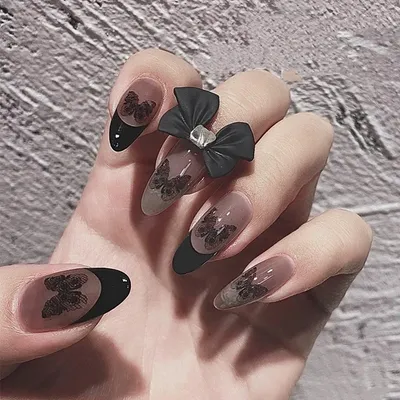 Produktbild von Glänzende künstliche Fingernägel mit Schmetterlingsmotiv, Nude-Schwarz, Schleifenmuster, Acryl-Vollabdeckung, künstliche Nagelspitzen für Frauen und Mädchen, 24 Stück