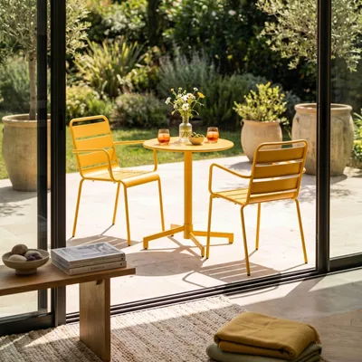Image de Ensemble table de jardin et 2 fauteuils en métal jaune - Oviala Palavas