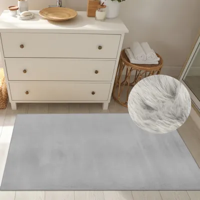 Zdjęcie produktu dla Klasyczny, miękki dywanik łazienkowy w kolorze szarym, o wymiarach 70 x 140 cm