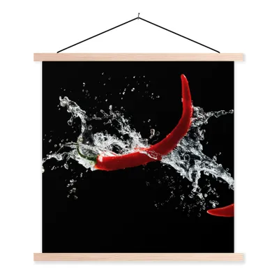 Produktbild von MuchoWow® Textilposter Chilischote - Stilleben - Wasser - Schwarz - Rot 40x40 cm mit holzfarbenen Rahmen - Posterleiste