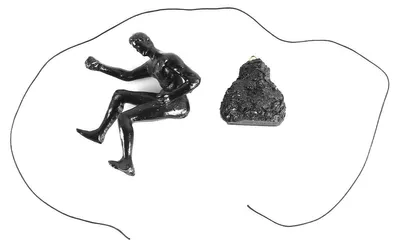 Wandskulptur kletternder Mann, Harz, schwarz, 9,5x8,5 cm