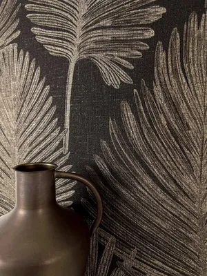 Produktbild von NEWROOM Tapete Schwarz Vliestapete Palmenblätter - Glanztapete Modern Grau Silber Pflanze Leicht glänzend Mustertapete Tropisch Blumentapete