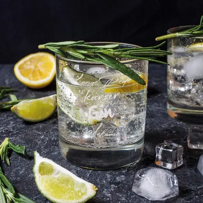 Produktbild von Gravierte Gin Tonic Gläser Set von 2 - Personalisiertes Cocktailglas für Geburtstag und Weihnachten
