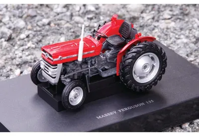 Obrázok produktu pre Červený model traktora Massey Ferguson 135, kovový, Universal Hobbies, mierka 1:32