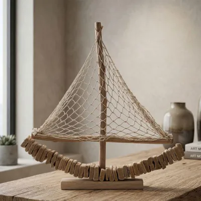 Immagine prodotto di Barca a vela decorativa in legno di tanoak, vela in rete, dimensioni 45x7x45 cm, colore naturale, design di Mauro Ferretti