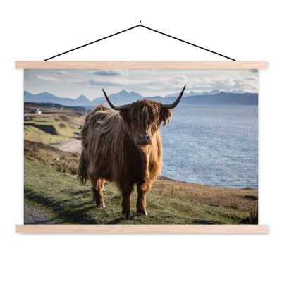 Produktbild von MuchoWow® Textilposter Schottische Highlander - Bergen - Meer 60x40 cm mit holzfarbenen Rahmen - Bilder
