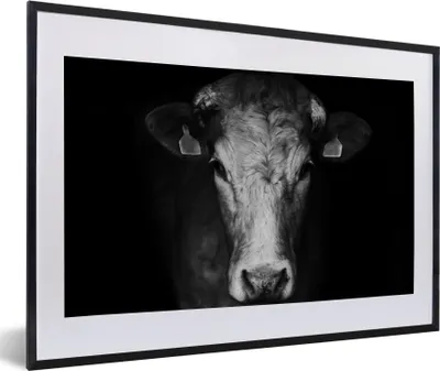 Produktbild von MuchoWow® Gerahmtes Poster Tiere - Kuh - Schwarz - Weiß - Kuhkopf 60x40 cm - Poster mit Schwarzem Bilderrahmen Wandposter Rahmen Foto Bilder - Schlafzimmer - Plakat in Rahmen - Drucken