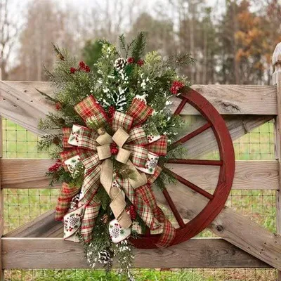 Produktbild von Roter Wagenradkranz mit Bändern, Kiefernbäumen und Beeren | Vintage-Bauernhauskranz für die Haustür | Weihnachtsdekorationskranz für Fenster im Freien | Winterkranz für Haus und Garten