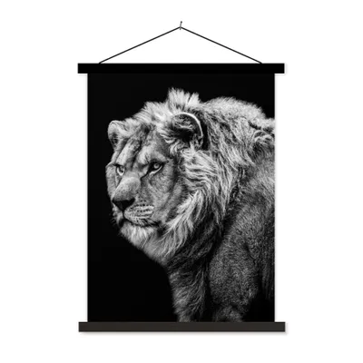 Produktbild von MuchoWow® Textilposter Löwe - Porträt - Wildtiere - Schwarz - Weiß 90x120 cm mit schwarzem Rahmen - Dekoration