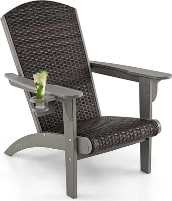 Zdjęcie produktu dla Wiklinowe krzesło Adirondack, krzesło do ogniska z wygodnym tapicerowanym siedziskiem, ergonomicznymi podłokietnikami i obrotowym uchwytem na kubek, szare