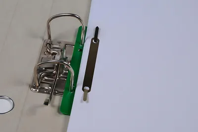 Produktbild von Heftstreifen kurz Kunstst. grün mit Metalldeckleiste